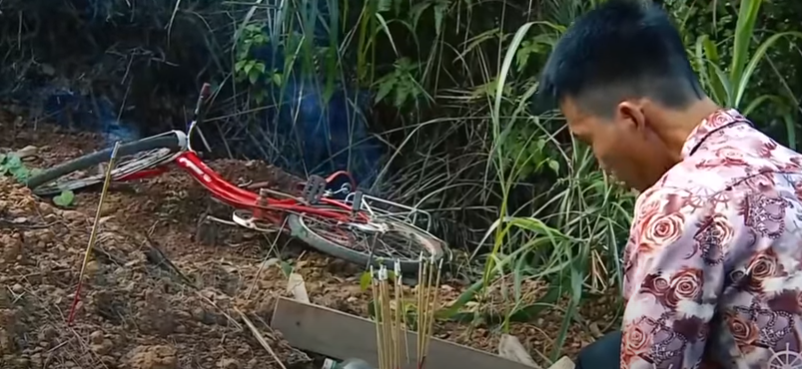 Tất cả những điều giả định ấy đã không xảy ra, sau một thời gian anh Sắc đi làm thuê ở bên Trung Quốc số tiền tích cóp được anh Sắc mua cho con 1 chiếc xe đạp nhân dịp năm học mới. Chiếc xe đạp mi ni đỏ này cũng là niềm mơ ước rất lâu của con gái, nhưng khi anh đủ tiền mua chiếc xe thì con gái đã yên giấc dưới nấm mồ lạnh lẽo. (Ảnh cắt trong clip minh họa, dựng lại vụ án)