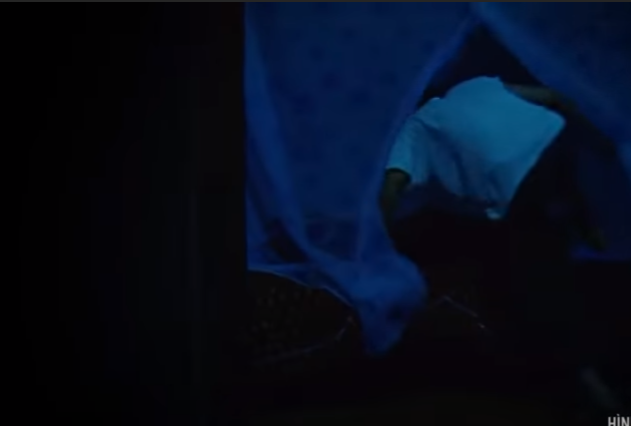 Sẵn hơi men trong người, thú tính nổi lên, Cao nảy sinh ý định phạm tội. Biết cánh cửa bếp nhà anh Sắc chỉ buộc lỏng lẻo, Cao đã cậy cửa lẻn vào phòng cháu L. rồi trốn dưới gầm giường. Nửa đêm, Cao chui ra, thấy cháu bé đã ngủ say Cao dùng 1 tay bịt miệng, tay kia siết cổ cháu L. rồi giở trò đồi bại. Thấy bé gái nằm im bất động, Cao vẫn cưỡng bức để thỏa mãn thú tính.