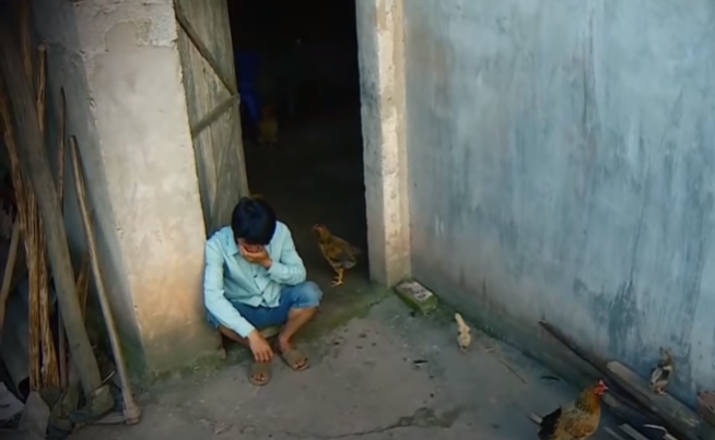 Nhà của đối tượng Lý Văn Cao và nạn nhân chỉ cách nhau có hơn 100 mét vì vậy 2 gia đình là những hàng xóm thân thiết. Trước kia khi anh Sắc ở nhà thì đối tượng vẫn thường xuyên qua lại ăn cơm uống rượu. Chính vì lẽ đó mà mọi ngóc ngách trong ngôi nhà của anh mà Cao thường nắm được rất rõ. (Ảnh cắt trong clip minh họa, dựng lại vụ án)