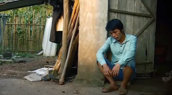 Theo hồ sơ vụ án, trước đây, vợ chồng anh Sắc làm ruộng kinh tế cũng đủ nuôi con. Từ khi vợ anh Sắc bỏ sang Trung Quốc lấy chồng, một mình anh phải nuôi 2 con kinh tế chính vì thế mà thiếu trước hụt sau. Thương con và không muốn các con phải thiếu thốn. Anh Sắc phải đi trồng mía thuê ở bên Trung Quốc. Tiền công được nhiều hơn nhưng một năm cũng chỉ được về thăm con đôi lần. (Ảnh cắt trong clip minh họa, dựng lại vụ án)