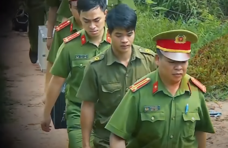 Ngôi làng yên bình bị "chấn động" bởi vụ án kinh hoàng và thương tâm. Chỉ vài ngày sau khi vụ án xảy ra, Công an tỉnh Lạng Sơn vào cuộc điều tra và bắt được đối tượng là Lý Văn Cao. Tại cơ quan điều tra, Cao đã phải thuật lại toàn bộ quá trình phạm tội.