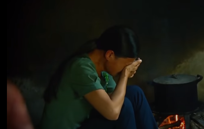 Sau khi sự việc xảy ra, Cao bị bắt, bà Mén vợ của Cao cùng các con không ra khỏi nhà chỉ quanh quẩn nơi góc bếp. Một phần vì thương xót cháu bé, một phần cũng vì quá bẽ bàng, xấu hổ không dám gặp gỡ ai. (Ảnh cắt trong clip minh họa, dựng lại vụ án)