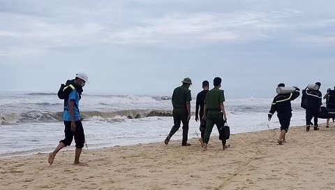  Nam sinh lớp 10 mất tích khi tắm biển trong thời điểm mưa bão: Ngày 14/10, Công an xã Triệu Lăng, huyện Triệu Phong (Quảng Trị) cho biết, trên địa bàn vừa xảy ra vụ việc nam sinh mất tích khi đi tắm biển Triệu Lăng. Nạn nhân là em P.C.H. (SN 2006), trú tại xã Triệu Trung, đang là học sinh lớp 10 tại trường THPT Triệu Trung. Hiện lực lượng chức năng vẫn đang trong quá trình tìm kiếm thi thể nạn nhân.