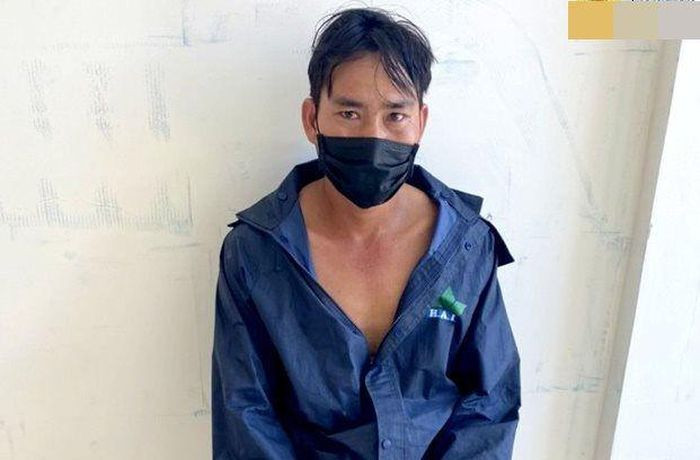  Cầm búa đi mua đinh, vô cớ đánh người nguy kịch: Nguyễn Văn Ngọc (SN 1982, trú huyện Hàm Thuận Bắc, tỉnh Bình Thuận) thấy ông Nguyễn Văn H. (SN 1979, trú cùng địa phương) đang chơi cờ với chủ quán tạp hóa, Ngọc cầm búa đinh tấn công khiến nạn nhân nguy kịch. Ngày 19/10, Công an huyện Hàm Thuận Bắc cho biết, đang điều tra, làm rõ.