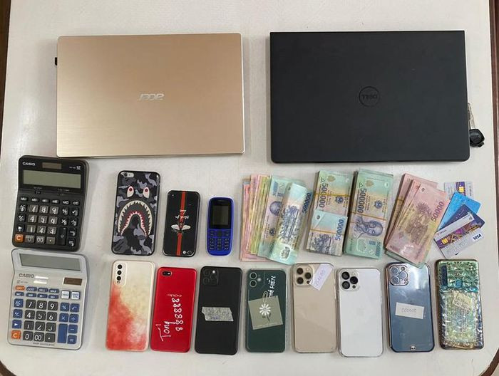  Triệt xóa đường dây số đề tiền tỷ của các "quý bà": Ngày 15/10, Công an quận Thanh Khê (Đà Nẵng) cho biết vừa triệt xóa 1 đường dây số đề của các "quý bà", với số tiền đánh bạc chỉ trong tuần gần nhất khoảng 3 tỷ đồng. Đường dây này sử dụng phương tiện công nghệ cao, dùng sim rác, thường xuyên thay đổi chỗ ở để tổ chức đánh đề.