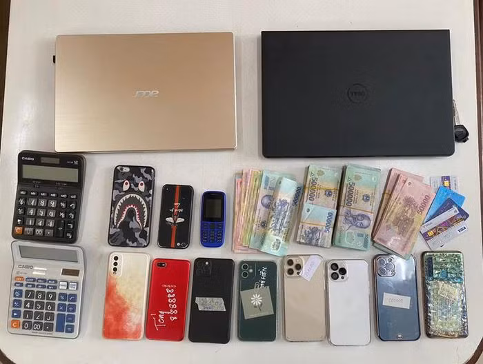  Triệt xóa đường dây số đề tiền tỷ của các "quý bà": Ngày 15/10, Công an quận Thanh Khê (Đà Nẵng) cho biết vừa triệt xóa 1 đường dây số đề của các "quý bà", với số tiền đánh bạc chỉ trong tuần gần nhất khoảng 3 tỷ đồng. Đường dây này sử dụng phương tiện công nghệ cao, dùng sim rác, thường xuyên thay đổi chỗ ở để tổ chức đánh đề.