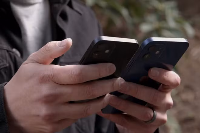  Nhân viên bưu cục chiếm đoạt hàng của khách: Vũ Quang Dưỡng (SN 1977, quê Bình Phước) là nhân viên giao hàng của một bưu cục ở thị xã Bến Cát, Bình Dương. Ngày 2/7, Dưỡng mở kiện hàng thấy có hai điện thoại iphone 12 Promax, nhân viên bưu cục nổi lòng tham chiếm đoạt. Ngày 15/10, Công an thị xã Bến Cát cho biết đang tạm giữ Dưỡng để điều tra. 