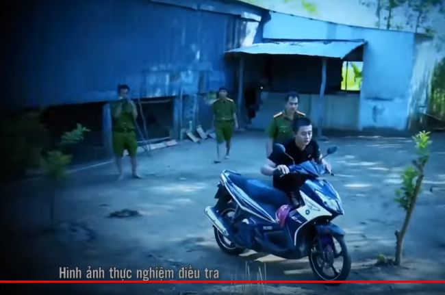 Đến sáng hôm sau (27/11/2018), Thanh quay lại đám cưới lấy chiếc xe máy hiệu Nouvo BKS 62L1-179.83 của Toàn (bên trong cốp xe có 1 túi xách, khoảng 200.000 đồng và các giấy tờ liên quan). Thanh điều khiển đến thị trấn Phú Hòa (huyện Thoại Sơn, tỉnh An Giang) bán được 3,5 triệu đồng.