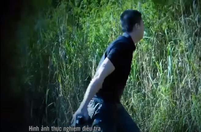 Sau khi kéo xác Toàn dọc mương nước một đoạn, Thanh cởi hết quần áo Toàn ra ném vào đám sậy cạnh mương nước, rồi đẩy thi thể lên bờ ruộng. Thanh tiếp tục kéo nạn nhân đến để tại khu đất ruộng bỏ trống và quay lại lấy điện thoại của nạn nhân bị rơi, bỏ vào túi quần.