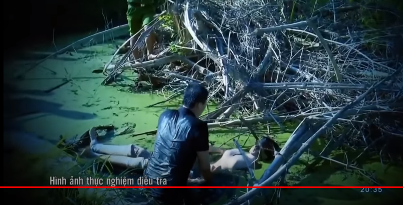 Thanh dùng 1 tấm bê tông đè lên trên xác nạn nhân và dùng cây chèn giữ tấm bê tông lại cho chắc chắn.