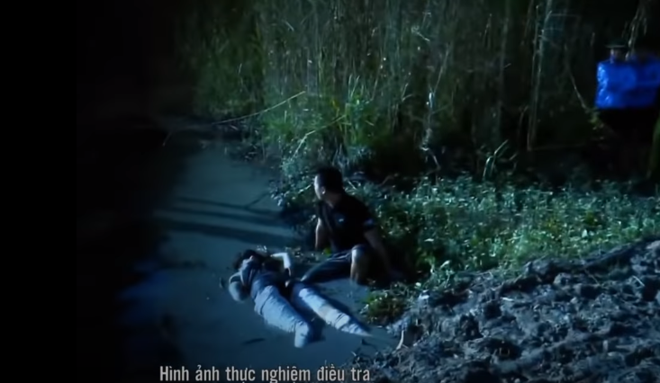 Tức giận việc bị chị Toàn dùng những lời lẽ sỉ nhục, Thanh dùng tay trái đánh vào đầu làm tóc giả Toàn đang đội rơi xuống đất. Thanh tiếp tục dùng tay nắm tóc Toàn kéo mạnh làm cả hai ngã xuống mương nước, sau đó Thanh dìm chị Toàn cho đến chết.