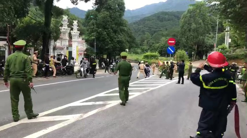 Trong quá trình truy bắt, từ 14h30 đến 18h00 cùng ngày lực lượng chức năng đã phát hiện, bắt giữ 190 trường hợp đi trên 95 xe mô tô có hành vi vi phạm.