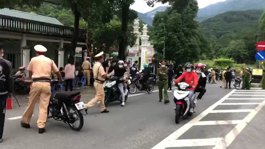 Cận cảnh vụ bắt giữ 190 “quái xế” bốc đầu, lạng lách, đánh võng - Hình 2 Can canh vu bat giu 190 “quai xe” boc dau, lang lach, danh vong-Hinh-2