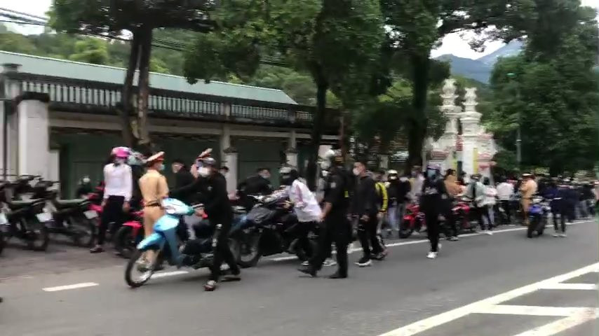 Công an huyện Tam Đảo đang củng cố hồ sơ, xử lý nghiêm đối với các trường hợp vi phạm theo quy định. Gần đây, vào thứ 7, Chủ nhật hàng tuần, trên địa bàn huyện Tam Đảo, nhất là tuyến đường từ thị trấn Hợp Châu lên thị trấn Tam Đảo thường có đông thanh niên độ tuổi từ 16 đến 23 tụ tập, đánh võng, nẹt bô, đi thành từng đoàn, không đội mũ bảo hiểm, xe không có gương chiếu hậu... có dấu hiệu tổ chức đua xe, gây mất ANTT tại địa bàn. 