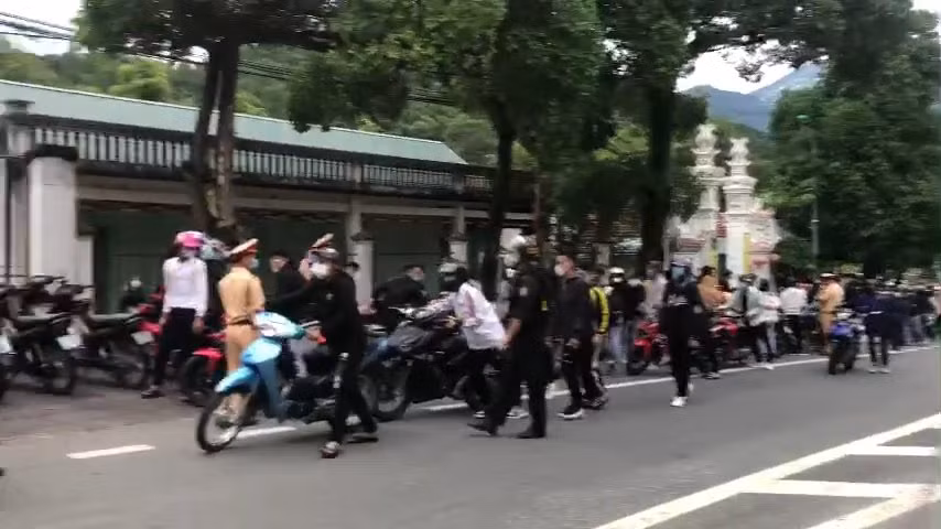 Công an huyện Tam Đảo đang củng cố hồ sơ, xử lý nghiêm đối với các trường hợp vi phạm theo quy định. Gần đây, vào thứ 7, Chủ nhật hàng tuần, trên địa bàn huyện Tam Đảo, nhất là tuyến đường từ thị trấn Hợp Châu lên thị trấn Tam Đảo thường có đông thanh niên độ tuổi từ 16 đến 23 tụ tập, đánh võng, nẹt bô, đi thành từng đoàn, không đội mũ bảo hiểm, xe không có gương chiếu hậu... có dấu hiệu tổ chức đua xe, gây mất ANTT tại địa bàn. 