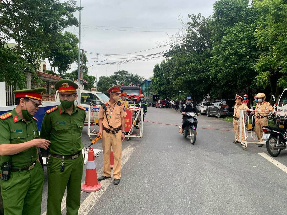 Công an huyện Tam Đảo đã huy động tối đa lực lượng, phương tiện, tăng cường công tác tuyên truyền, triển khai đồng bộ các biện pháp nghiệp vụ nhằm giữ gìn trật tự an toàn giao thông. Quá trình thực hiện nhiệm vụ đã kịp thời phát hiện, bắt giữ và ra quyết định xử phạt một số trường hợp thanh, thiếu niên điều khiển xe mô tô không đội mũ bảo hiểm, lạng lách, đánh võng, bốc đầu… 