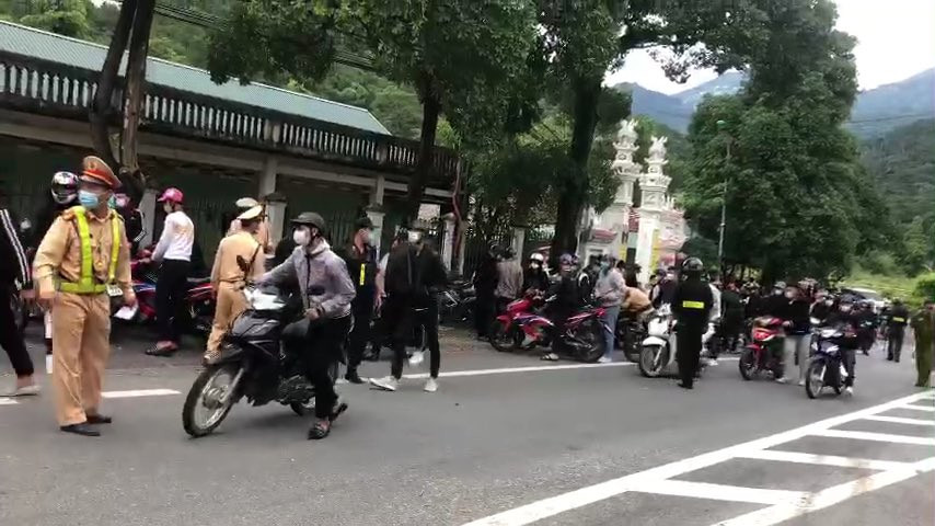 Ngay sau khi nắm được thông tin, Công an huyện Tam Đảo đã phối hợp với phòng Cảnh sát giao thông, phòng Cảnh sát quản lý hành chính, phòng Cảnh sát phòng cháy chữa cháy, phòng Cảnh sát cơ động công an tỉnh tiến hành tổng kiểm tra, xử lý các trường hợp vi phạm. 