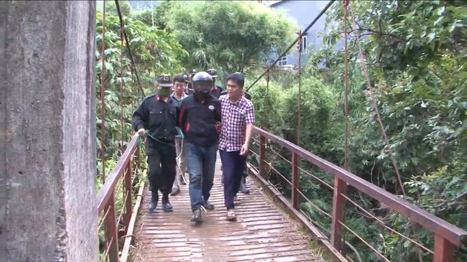 Ngày 10/10, Phúc mang theo chai nước lá ngón hẹn chị N. lên khu rừng tái sinh ở bản Phìn Thàng, xã Tả Phìn để làm lễ giải hạn. Trong lúc làm lễ, Phúc lừa chị N. uống chai nước lá ngón. Ít phút sau, bị trúng độc, chị N. gục xuống, nằm im bất động. Lúc này, Phúc đã cướp toàn bộ tài sản của nạn nhân rồi mang về nương chè của gia đình chôn giấu. Đến ngày 14/10, Triệu Vạn Phúc bị cơ quan công an bắt giữ.