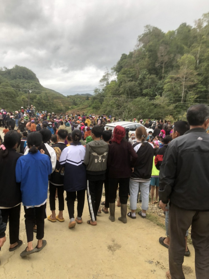 Trước đó, khoảng 10h ngày 11/10, Công an tỉnh Lai Châu nhận tin báo của người dân về việc phát hiện thi thể một nữ giới trong cánh rừng tái sinh của bản Phìn Thàng, xã Tả Phìn.