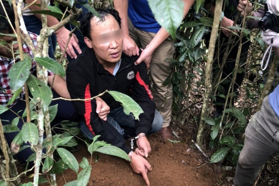 Ngày 6/10, chị N. báo tin cho Phúc đã chuẩn bị đủ số lượng theo yêu cầu. Phúc đi lên khu rừng gần nhà tìm lá ngón rồi về nấu lấy nước, đổ vào chai nhựa pha với rượu với ý định đầu độc chị N.