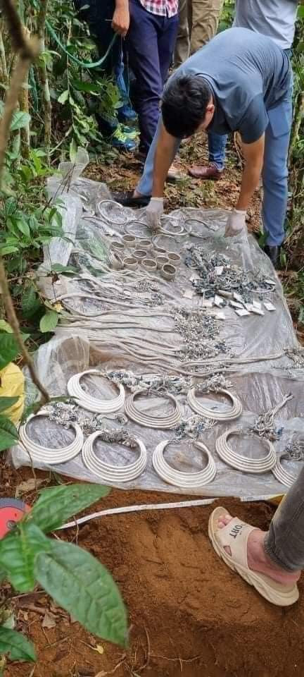 Sau đó, Phúc giả vờ là thầy cúng đến giải hạn cho chị N. Đối tượng yêu cầu chị N. chuẩn bị một số lượng vàng, bạc để làm lễ giải hạn gồm 3,6g vàng, 15kg bạc và 36 triệu đồng cùng một số vật dụng khác.