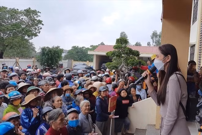 Techcombank, MB duoc yeu cau ra soat tai khoan nghe si lam tu thien