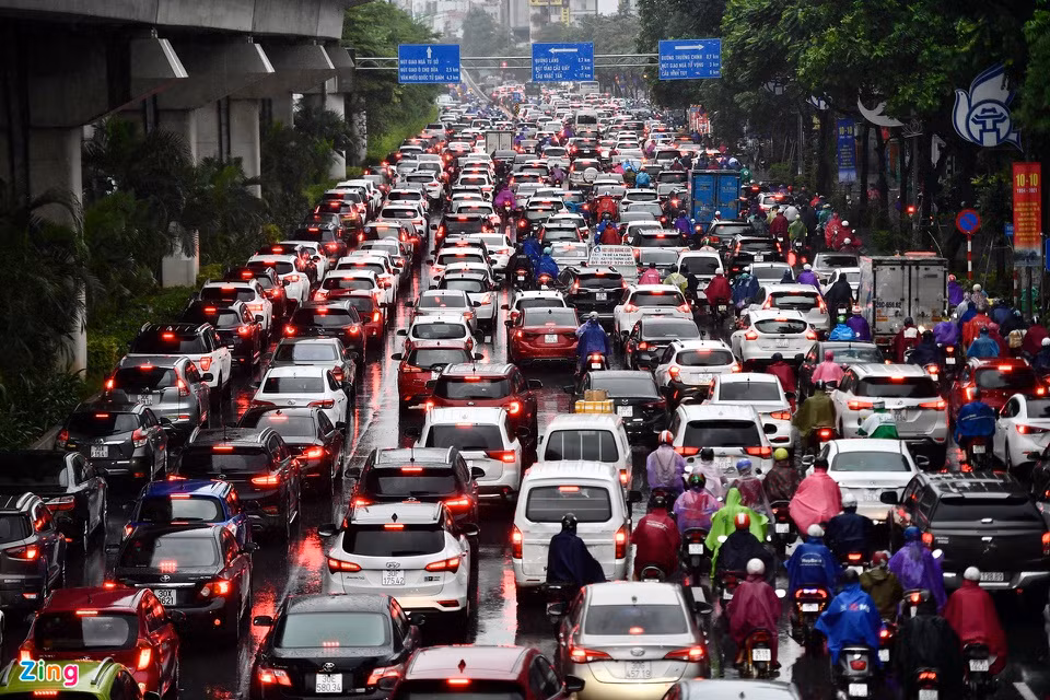 Nguoi di duong chat vat trong tran mua sang dau tuan