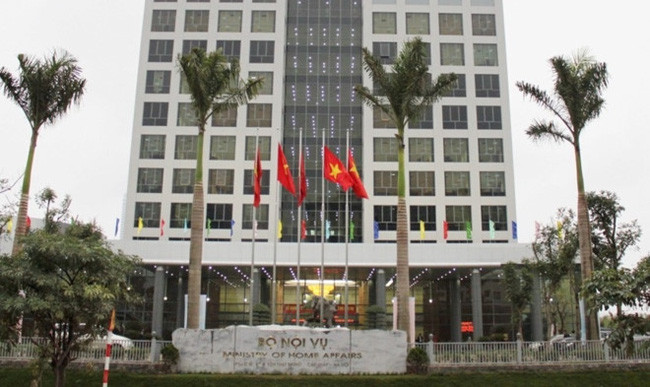 Việc thi tuyển chức danh vụ trưởng được thực hiện trên cơ sở quyết định năm 2017 về quy chế thí điểm thi tuyển chức danh lãnh đạo, quản lý cấp vụ, cấp phòng và tương đương tại các đơn vị trực thuộc Bộ Nội vụ. Trước đó Bộ này đã hai lần tổ chức thi tuyển chức danh cấp Phó vụ trưởng. 