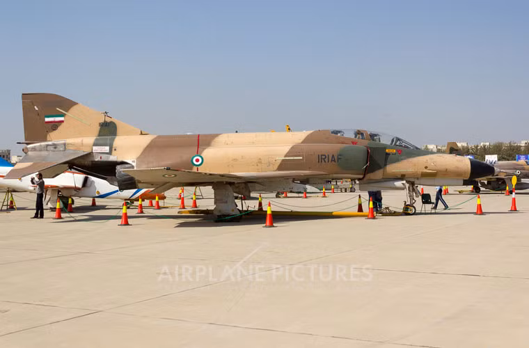Máy bay tiêm kích hạng nặng số lượng đông đảo nhất Không quân Iran F-4E Phantom II. Năm 1968, Không quân Đế quốc Iran đã nhận được 64 chiếc từ Mỹ. Dù khi nước Cộng hòa Hồi giáo Iran ra đời, Mỹ đã áp đặt lệnh cấm vận ngặt nghèo nhưng Iran vẫn có thể duy trì hầu như toàn bộ F-4D/E. Thậm chí, nước này còn tiến hành hiện đại hóa với radar Trung Quốc và tên lửa do Iran tự sản xuất.