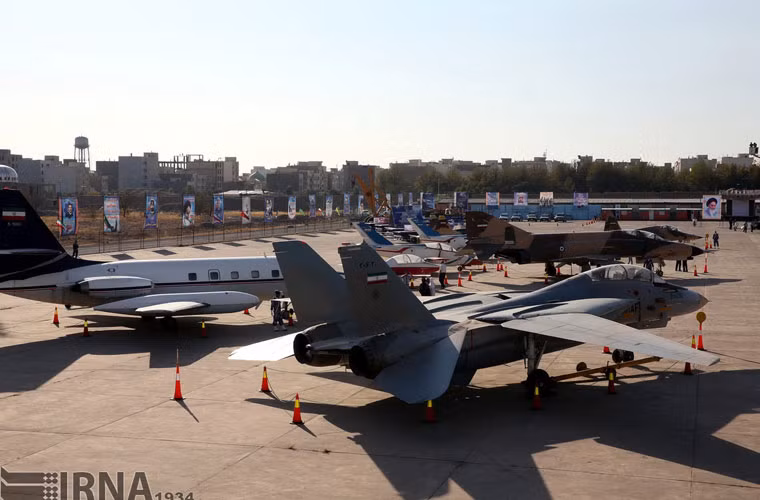 Tiêm kích đa năng hạng nặng hiện đại nhất Không quân Iran F-14A Tomcat. Iran nhận được 79 chiếc F-14A từ 1974-1979 nhưng hiện tại chỉ có 44 chiếc có thể phục vụ. Tuy là thiết kế của Mỹ nhưng chính người Mỹ cũng phải sợ khả năng tác chiến mạnh "khủng" của F-14A khi nó có thể mang tên lửa đối không tầm bắn tới 200km.