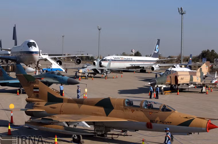 Máy bay huấn luyện chiến đấu hai chỗ ngồi FT-7 được Iran mua từ Trung Quốc.