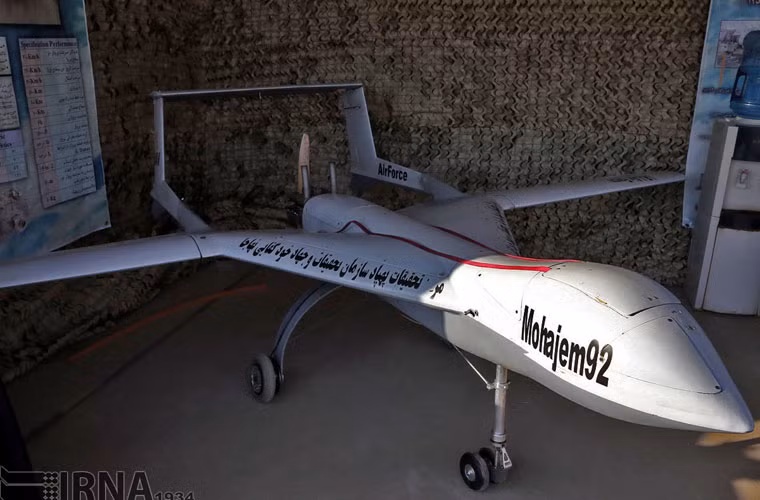 Máy bay trinh sát không người lái Mohajem 92 có khả năng hoạt động liên tục 6 tiếng, tầm bay 100km.