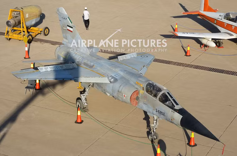 Trong ảnh là mẫu tiêm kích đa năng Mirage F1EQ - điều đặc biệt, đây là một trong 24 chiếc F1EQ mà Iran thu giữ được từ Iraq sau cuộc chiến tranh vùng Vịnh 1991.