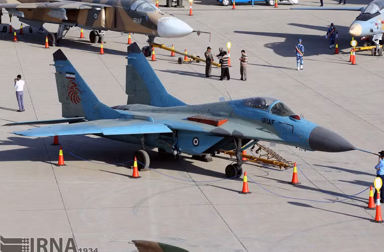 Tiêm kích đánh chặn hạng nhẹ MiG-29A. Iran hiện có trong trang bị 24 chiếc MiG-29 được nhập khẩu từ Liên Xô và một phần nhỏ thu từ Iraq.