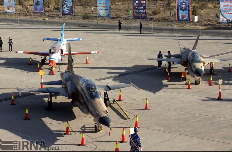 Bên trái ảnh là tiêm kích F-5F Tiger II do Mỹ sản xuất, trong khi bên phải là loại Saeghe II do Iran sản xuất trên cơ sở F-5 Mỹ.