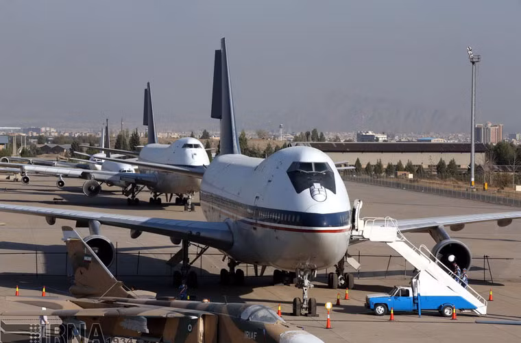 Đội hình máy bay vận tải khổng lồ Boeing 747 của Không quân Iran. Hiện nước này có tổng cộng 6 chiếc Boeing 747-100/200F, trong đó có hai chiếc bay tiếp dầu, còn 4 chiếc vận tải VIP.