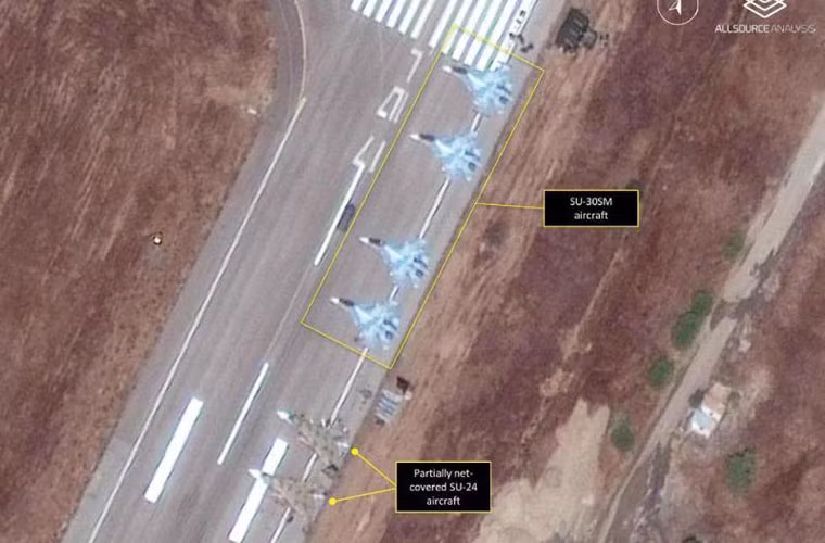 Ảnh chụp 23/9 cũng cho thấy các máy bay chiến đấu Su-30SM vẫn đậu tại nơi chúng được phát hiện lần đầu. Bên cạnh đó là hai chiếc Su-24 có thể là của Không quân Syria do chúng có màu sơn khác Su-24 Không quân Nga.