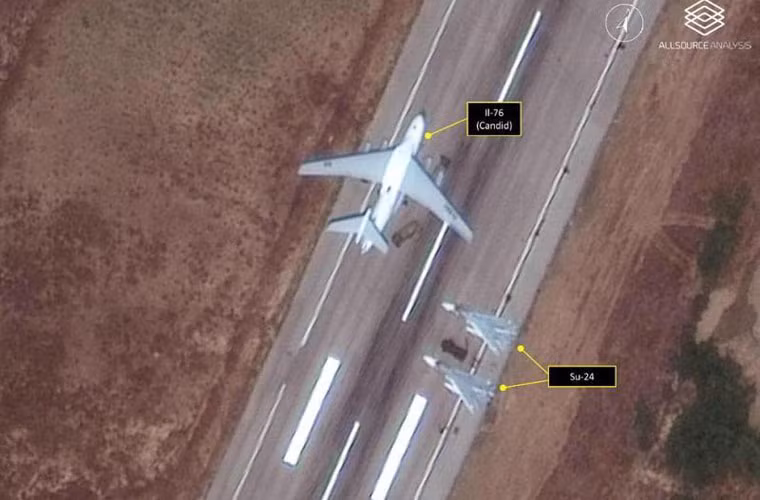 Hai chiếc Su-24 nằm gần máy bay vận tải Il-76.