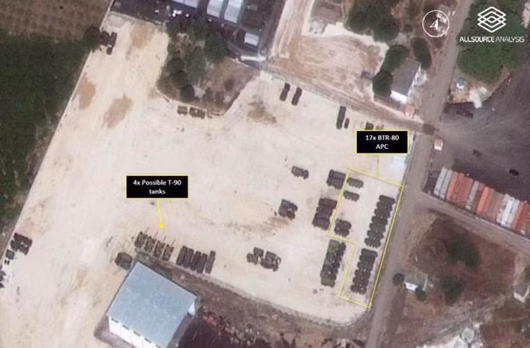 Các hình ảnh vệ tinh chụp ngày 23/9 tại sân bay al-Assad lần đầu tiên cung cấp bằng chứng xác thực nhất việc ít nhất có 4 xe tăng T-90 xuất hiện ở Syria. Ngoài ra còn có các xe bọc thép loại BTR-80 hoặc BTR-82A.