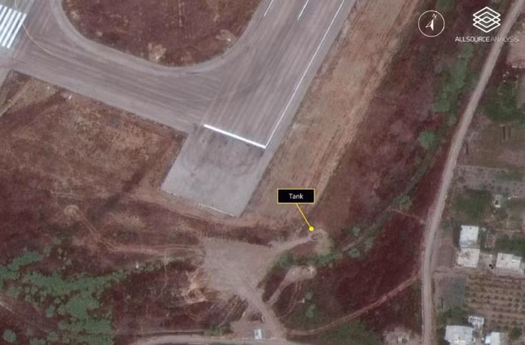 Một chiếc xe tăng nằm ở góc ngoài sân bay quốc tế, nó có thể đang làm nhiệm vụ cảnh giới bảo vệ.