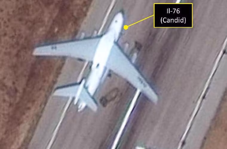 Suốt từ đầu tháng 9, thông tin về các loại vũ khí tối tân Nga tới Syria tràn ngập truyền thông phương Tây. Chúng chủ yếu xuất hiện qua các hình ảnh vệ tinh phương Tây chụp sân bay quốc tế al-Assad, thành phố Lakatia, Tây Syria.