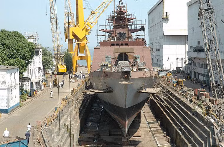 Con tàu được nhà máy Mazagon Dock Limited khởi công chế tạo năm 2003, hạ thủy năm 2005 và chính thức biên chế tháng 7/2012. Nó có lượng giãn nước toàn tải 6.200 tấn, dài 142,5m, rộng 16,9m, thủy thủ đoàn lên tới 257 người.