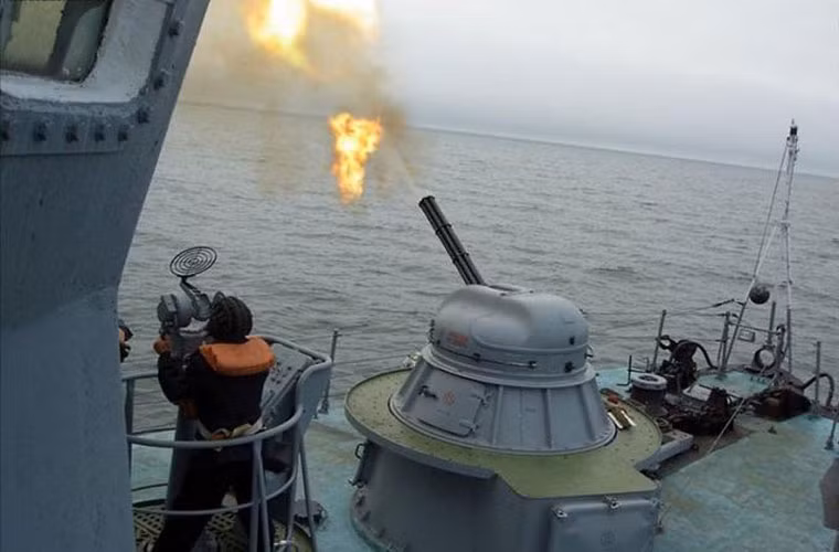 Không chỉ Barak-1, ở tầm 5km, tàu chiến Ấn Độ còn được trang bị hai bệ pháo phòng không tốc độ cao AK-630 có tốc độ bắn đến 4.000 phát/phút, cự ly 4-5km.