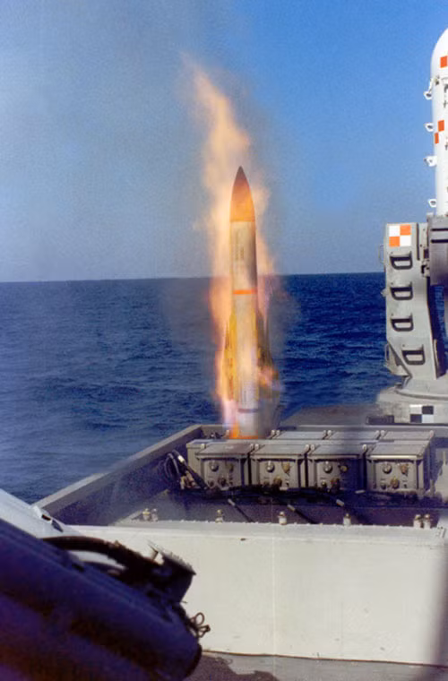 Nếu vượt qua lá chắn Shtil, tên lửa hành trình địch sẽ phải đối đầu với tổ hợp tên lửa phòng không Barak-1 chuyên trị chống các mục tiêu bay nhanh, cơ động cao như tên lửa diệt hạm. Loại tên lửa do Israel sản xuất này có thể hạ gục mục tiêu cách 500m tới 12km, độ cao 5,5km, tốc độ bay Mach 2,1 (32 quả đạn đặt trong bệ thẳng đứng).