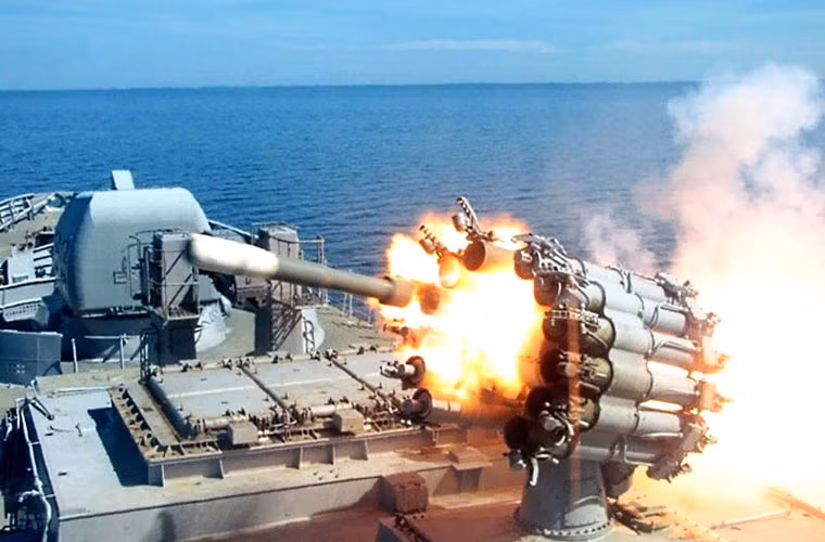 Khả năng tác chiến chống tàu ngầm của tàu chiến Ấn Độ thăm Việt Nam cũng rất đáng nể. Nó được trang bị 4 ống phóng ngư lôi hạng nặng 533mm và hai bệ phóng bom chống ngầm RBU-600 (có thể đánh chặn ngư lôi, diệt người nhái phá hoại).