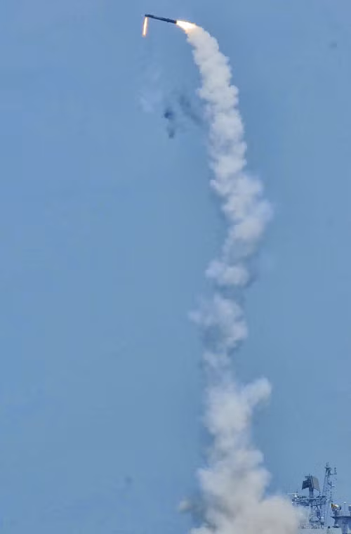 Tàu chiến tàng hình INS Sahyadri thăm Việt Nam được thiết kế trang bị kho vũ khí “khủng khiếp”. Đầu tiên là 8 tên lửa hành trình chống hạm siêu thanh BrahMos cực mạnh. Đây là một trong những loại tên lửa chống hạm nguy hiểm nhất thế giới hiện nay.