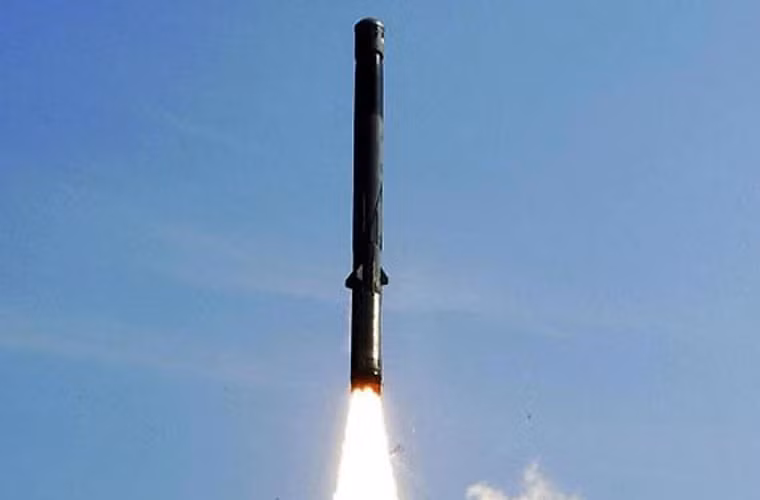 8 tên lửa BrahMos được thiết kế đặt trong các hầm phóng thẳng đứng trên tàu chiến INS Sahyadri. Nó có thể hạ mục tiêu cách 300km, tốc độ hành trình Mach 2,8-3, hệ thống dẫn đường radar chủ động, định vị vệ tinh cho độ chính xác gần như tuyệt đối. Với đầu nổ nặng 200kg cùng tốc độ bay nhanh không thể tưởng tượng, BrahMos có thể xé xác bất kỳ tàu chiến cỡ lớn nào trên thế giới.