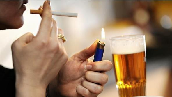 Đồng thời, tăng nguy cơ tắc nghẽn mạch máu, gây xơ cứng thành mạch hoặc xơ vữa động mạch, có thể dẫn đến huyết khối hoặc nhồi máu não, ảnh hưởng đến sức khỏe.