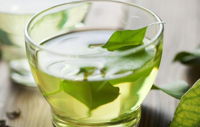 2. Trà xanh: Trà xanh có tính kiềm, có thể làm sạch dầu tích tụ trên thành mạch máu, uống trà xanh thường xuyên có thể làm giảm cholesterol, thúc đẩy tuần hoàn và ngăn ngừa xơ vữa động mạch máu.