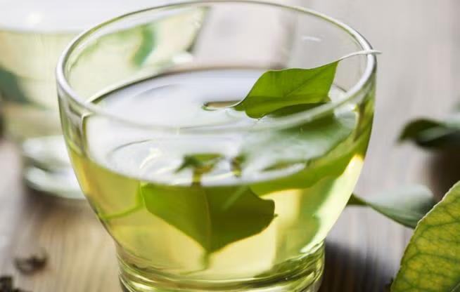 2. Trà xanh: Trà xanh có tính kiềm, có thể làm sạch dầu tích tụ trên thành mạch máu, uống trà xanh thường xuyên có thể làm giảm cholesterol, thúc đẩy tuần hoàn và ngăn ngừa xơ vữa động mạch máu.